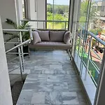 Luxury In Emerald Hills Apartment *