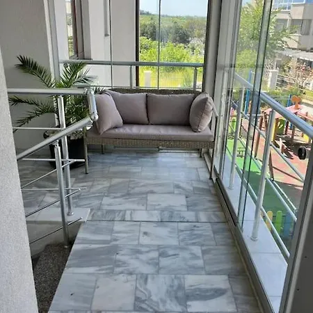 Luxury In Emerald Hills 公寓 *