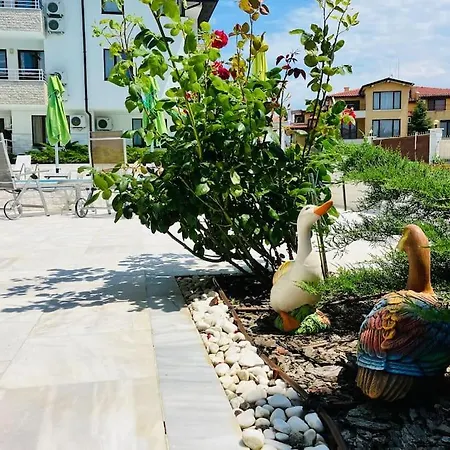 Luxury In Emerald Hills 公寓
