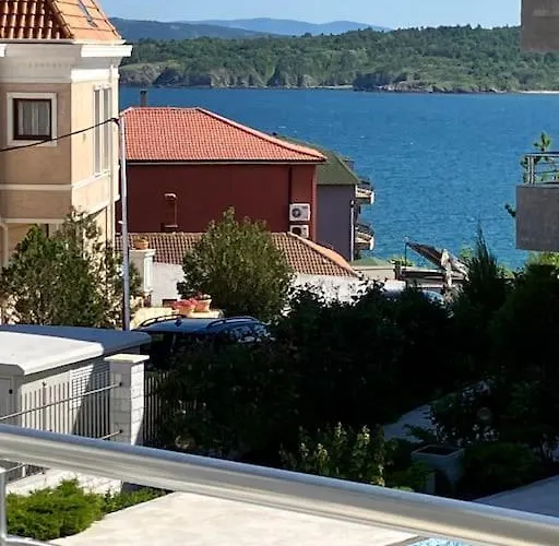 Luxury In Emerald Hills